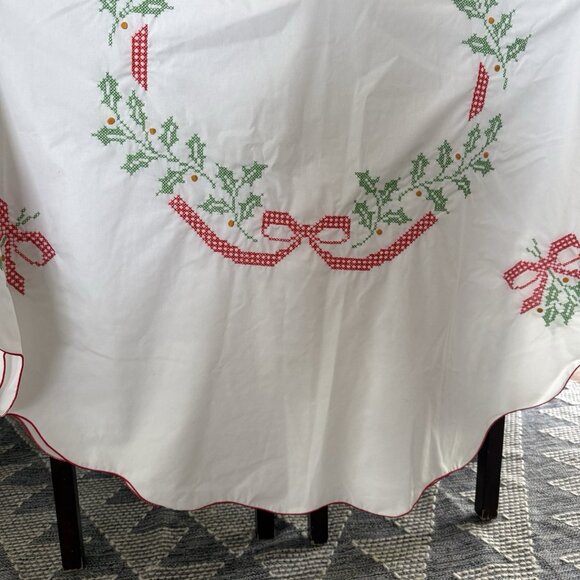 Vintage Oval Tablecloth 9 Napkins Scalloped Cross-Stitched Christmas Holiday - Picture 2 of 16